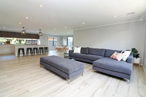 Serenity on Currawong - Billiards, Home Theatre, WiFi, Linen, 4 bdrms, Cowes